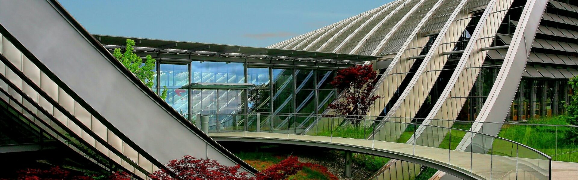 ESG Beratung Unternehmenseingang mit Garten